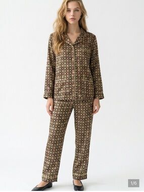 Three piece vintage gold geometric Victoria’s Secret set: Pajamas and Robe Large